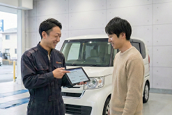 お客様へ説明するスタッフ