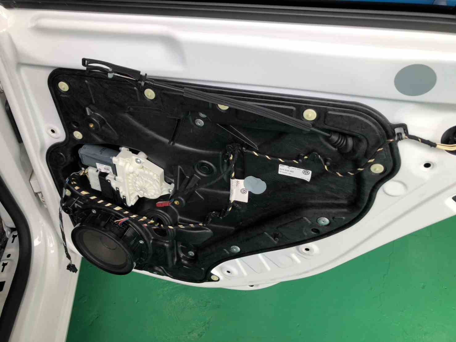 H21　フォルクスワーゲン　ゴルフ　運転席及び後席フロア水濡れ修理