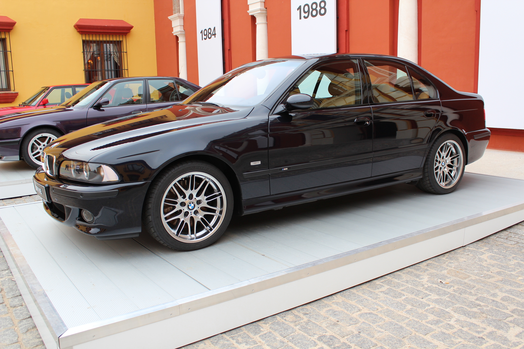 BMW E39は1996年から2003年まで製造・販売されていた5シリーズの4代目にあたるモデルです。美しいボディ...